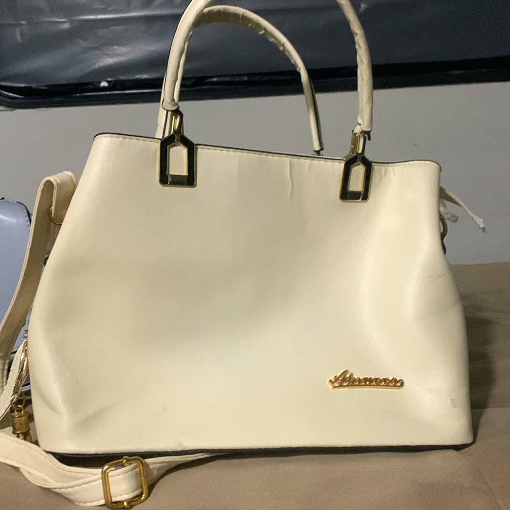 Bought this bag used it a little and I just don’t need it anymore